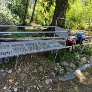 Monorail transport vehicle